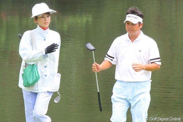 2011年 関西オープンゴルフ選手権競技 事前 野仲茂 大会連覇のかかる野仲茂。左のキャディさんは、試合では宮本勝昌を担当する予定