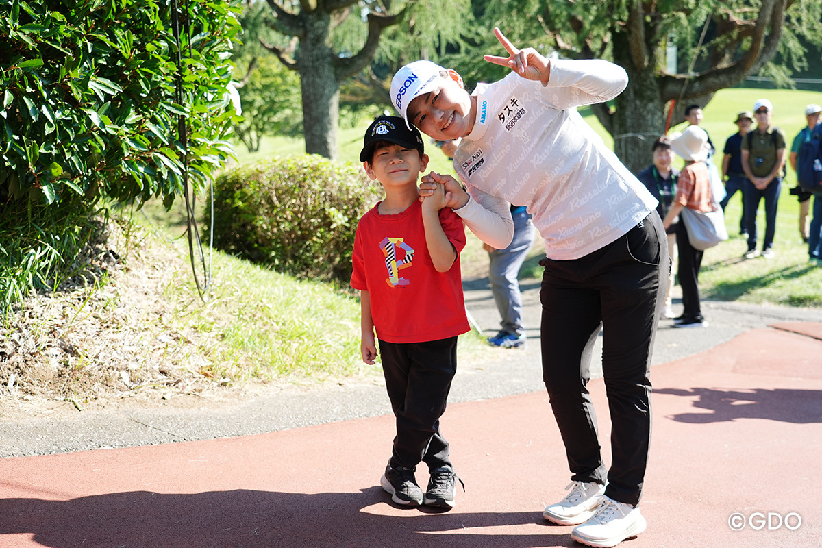長男君。試合後にカメラに向かってポーズ 2026年 スタンレーレディスホンダゴルフトーナメント 初日 横峯さくら