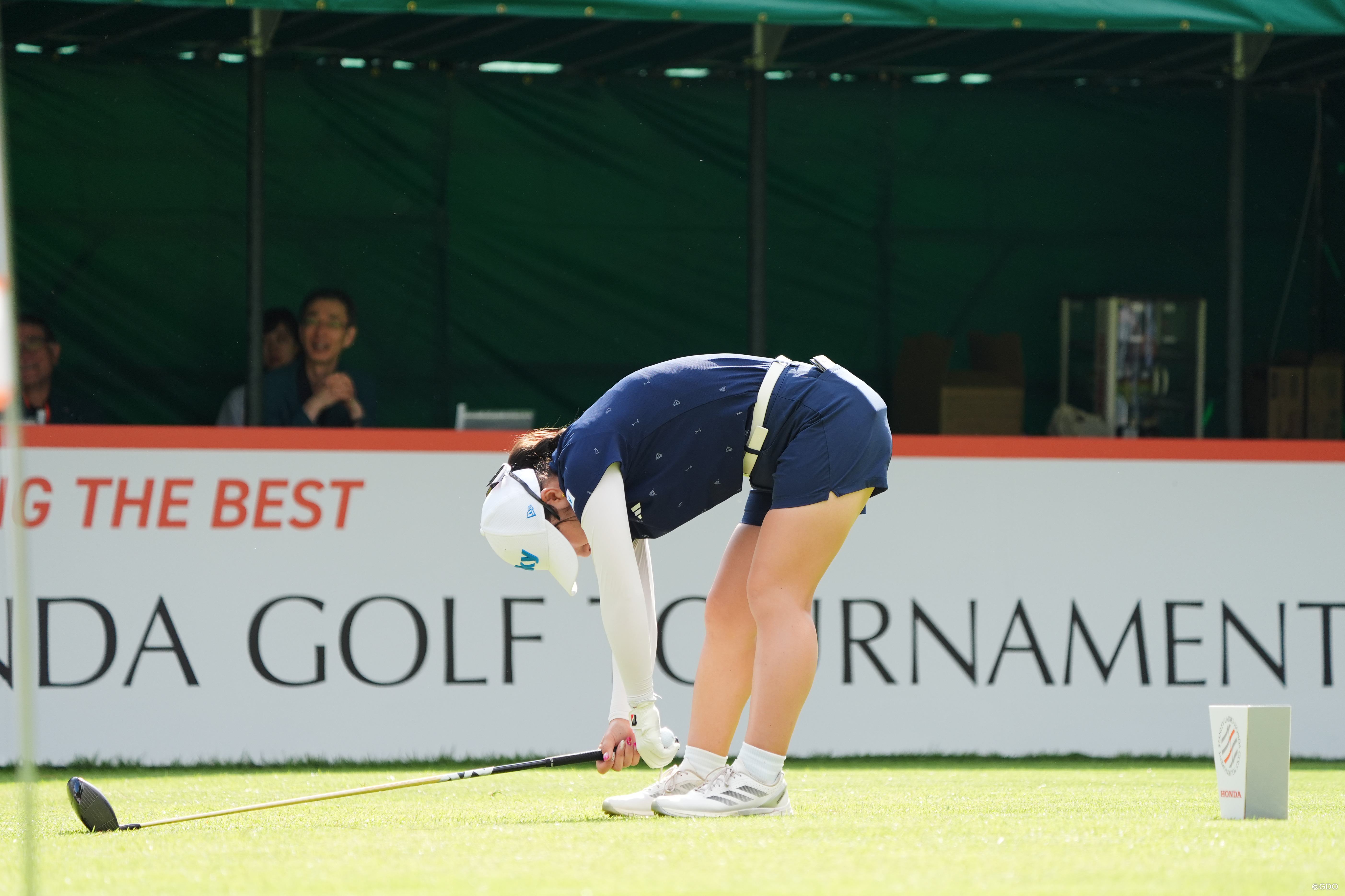 ティオフ前にストレッチ 2026年 スタンレーレディスホンダゴルフトーナメント 初日 荒木優奈