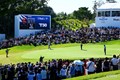 大ギャラリーを集めた18番ホール