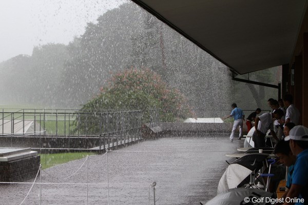 2011年 第17回日本ジュニア 激しい雨と雷 最終日、激しい雨と雷で1990年以来2度目の競技中止となった