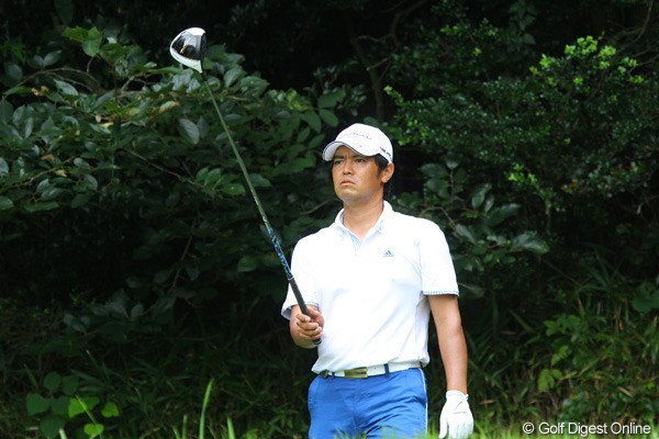 2011年 関西オープンゴルフ選手権競技 2日目 武藤俊憲 ドライバーのヘッドを見つめ念じるようなしぐさをする武藤俊憲