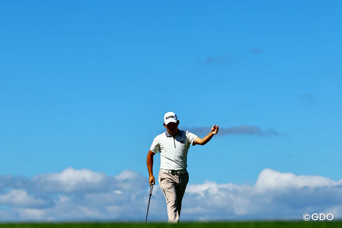 空を背に 2026年 日本オープンゴルフ選手権競技 初日 坂本雄介
