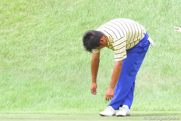2011年 関西オープンゴルフ選手権競技 2日目 池田勇太 中盤に入ると体を伸ばすストレットを行う