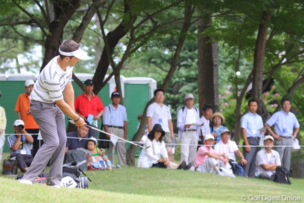 2011年 関西オープンゴルフ選手権競技 2日目 ネベン・ベーシック 9番でグリーン奥からのアプローチを決めるイーグル！