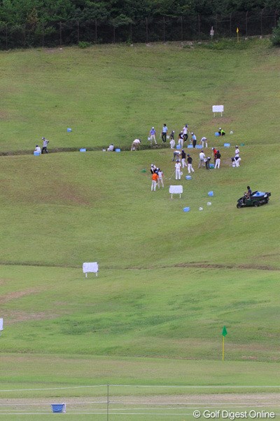 2011年 関西オープンゴルフ選手権競技 2日目 ドライビングレンジ 急斜面でボール拾いをする学生バイト＆ボランティアの方々