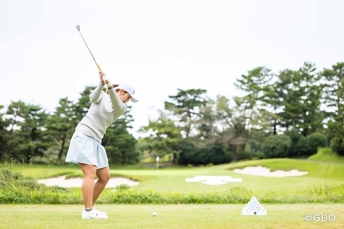 渡邉彩香 アイアンでティショットを放つ渡邉彩香（2）