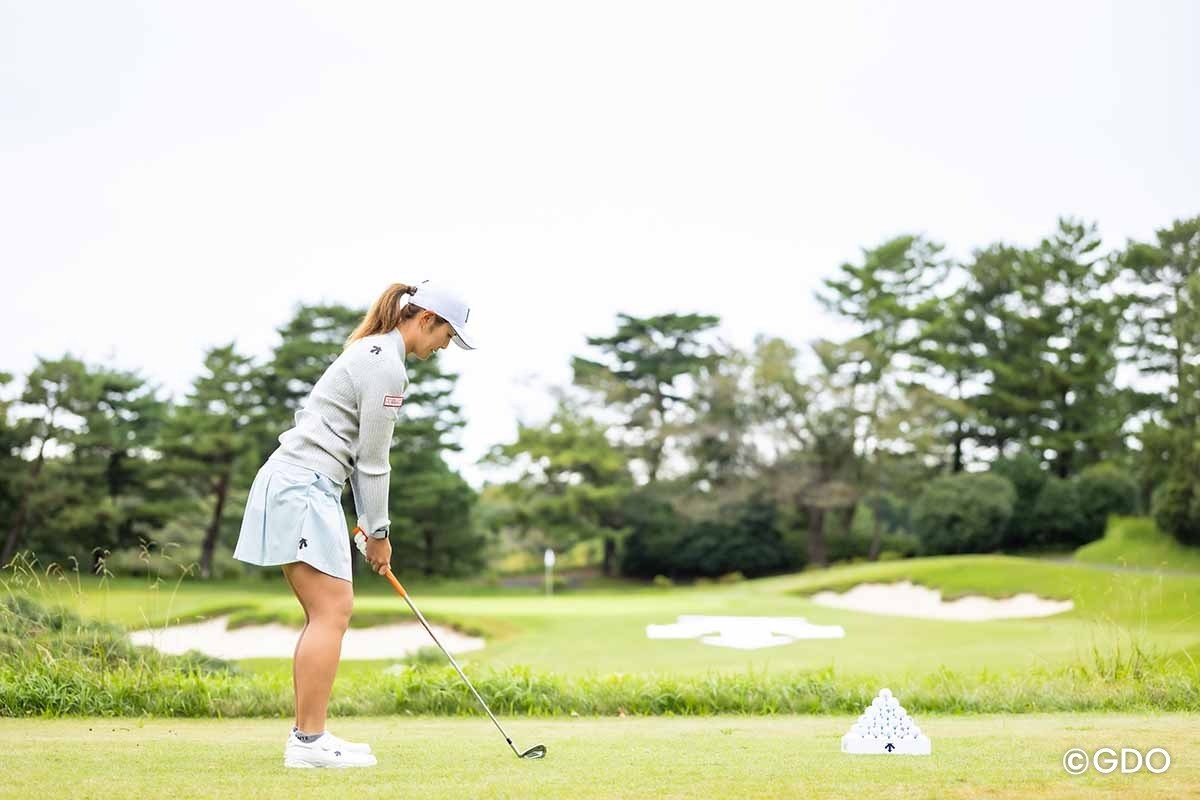 渡邉彩香 アイアンでティショットを放つ渡邉彩香（1）