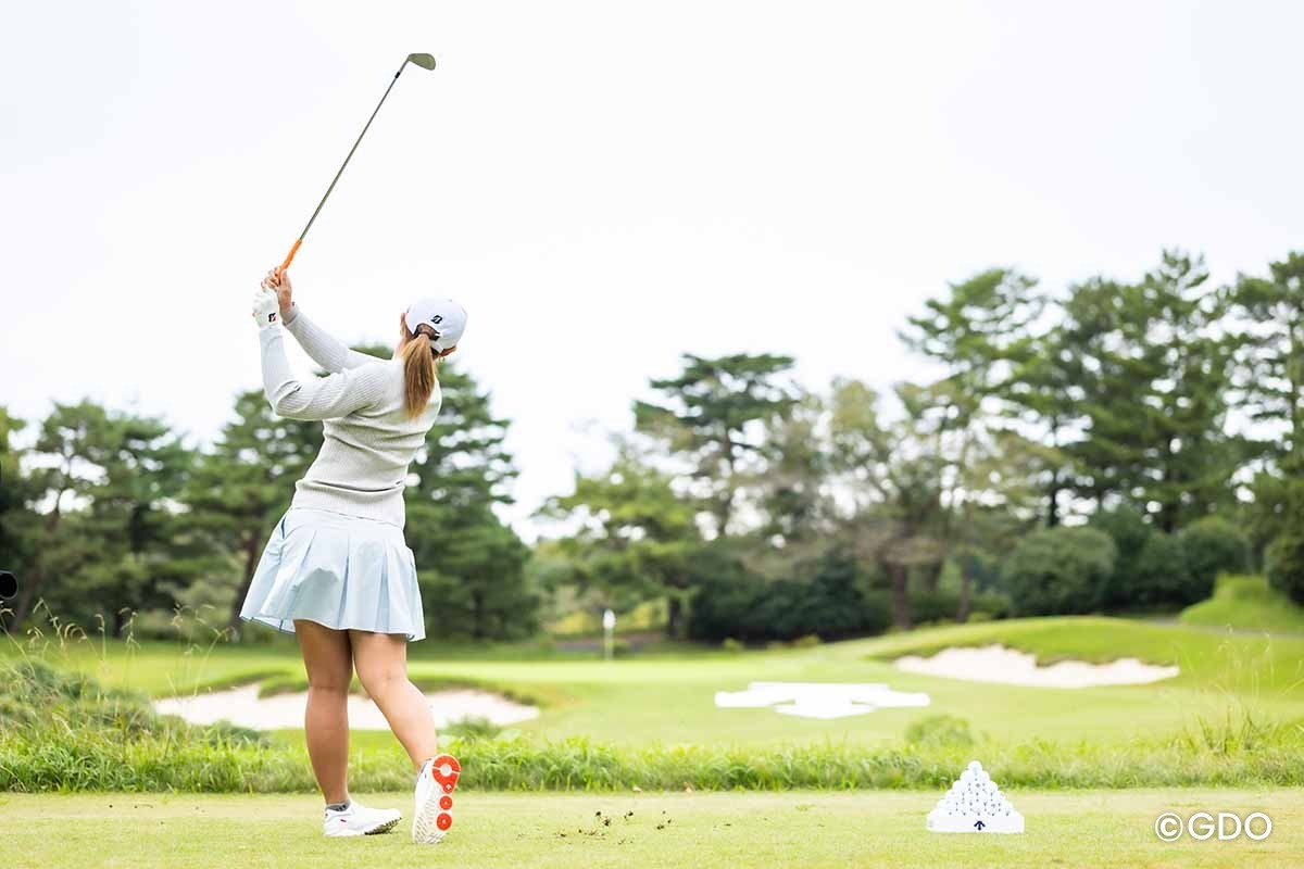 渡邉彩香 アイアンでティショットを放つ渡邉彩香（4）