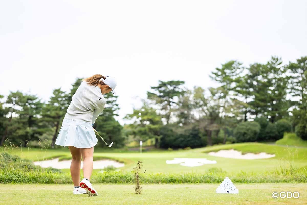 渡邉彩香 アイアンでティショットを放つ渡邉彩香（3）
