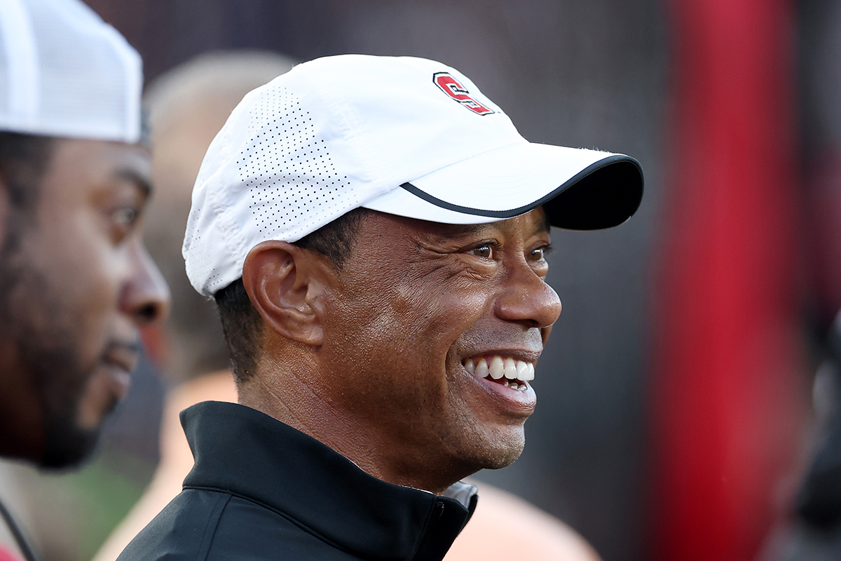 9月に母校スタンフォード大のアメリカンフットボール部を応援するタイガー・ウッズ（Ezra Shaw/Getty Images） タイガー・ウッズ