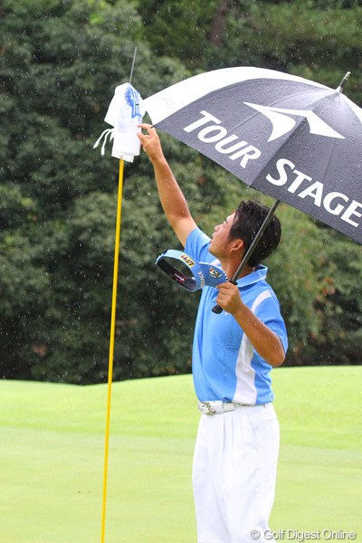 2011年 関西オープンゴルフ選手権競技 3日目 池田勇太 律儀です。18番のピンフラッグがピンに絡まっているのを直してホールアウト