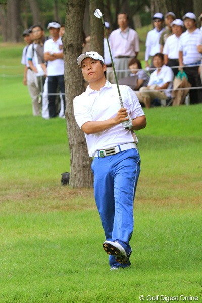 2011年 関西オープンゴルフ選手権競技 3日目 チョ・ミンギュ 18番はバランスを崩しながらもピン横50センチにつけてバーディフィニッシュ
