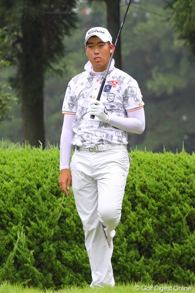 2011年 関西オープンゴルフ選手権競技 3日目 ドンファン ショットが曲がって心配そうにボールを見つめるドンファン