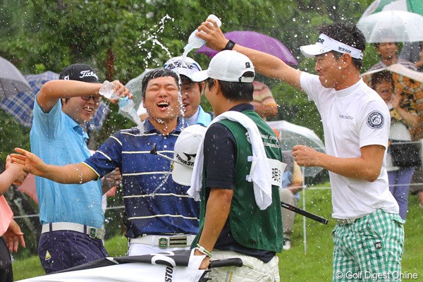 2011年 関西オープンゴルフ選手権競技 最終日 チョ・ミンギュ ハン･ジュンゴン、キム・ヒョンソンなどから水の祝福を受けるミンギュ