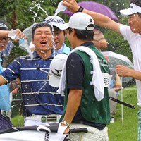 ハン･ジュンゴン、キム・ヒョンソンなどから水の祝福を受けるミンギュ 2011年 関西オープンゴルフ選手権競技 最終日 チョ・ミンギュ