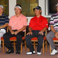 クラブハウス内での表彰式に並んだ上位4選手 2011年 関西オープンゴルフ選手権競技 最終日 チョ・ミンギュ 白佳和 吉永智一 ネベン・ベーシック
