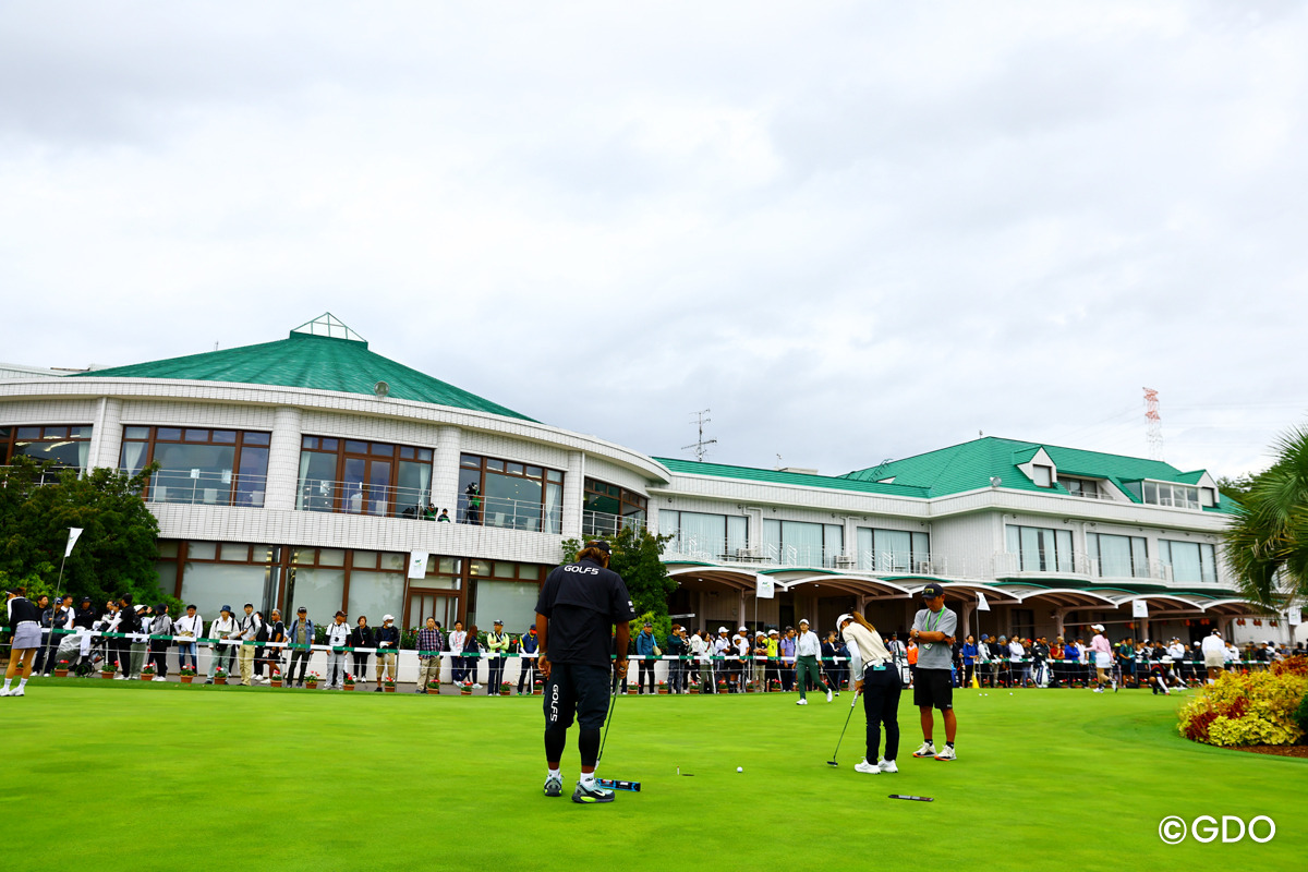 スタート前の調整 2026年 NOBUTAGROUPマスターズGCレディース 最終日 佐久間朱莉