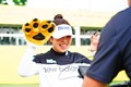前年優勝者の山下美夢有は大会プロモーションの撮影に四苦八苦