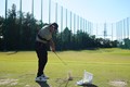 右ひじ矯正ベルトでスイング