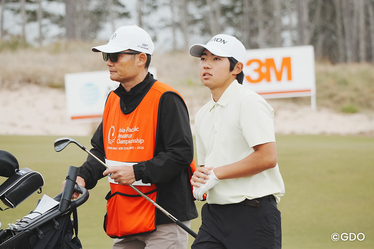 父・信介さんがバッグを担ぐ 2026年 アジアパシフィックアマチュアゴルフ選手権 初日 片野貫一朗