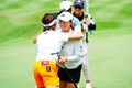 3日間プレーをともにした岩井千怜とハグを交わす渋野日向子