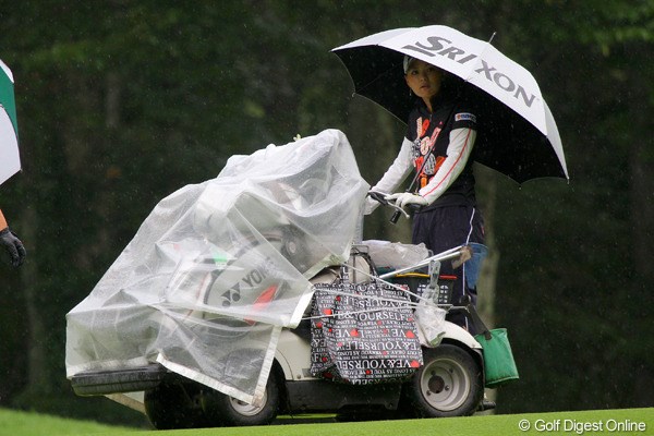 2011年 ニトリレディスゴルフトーナメント 事前  横峯さくら 雨の中、プロアマ戦をプレーする横峯さくら。カートを自ら操る場面も