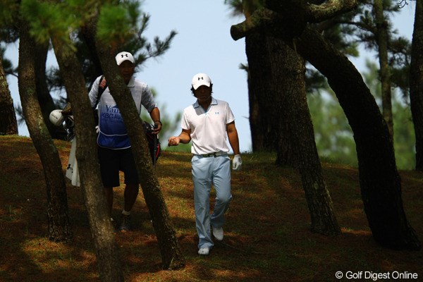 2011年 VanaH杯KBCオーガスタゴルフトーナメント 初日 伊澤利光 芥屋GCは松林が密集。林に入れたらもう脱出するだけです。