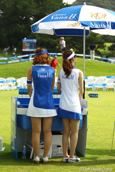 2011年 VanaH杯KBCオーガスタゴルフトーナメント 初日 VanaH 熱中症対策には、天然水素水VanaHを。バドガールならぬバナガールは、あえて後ろ姿で。