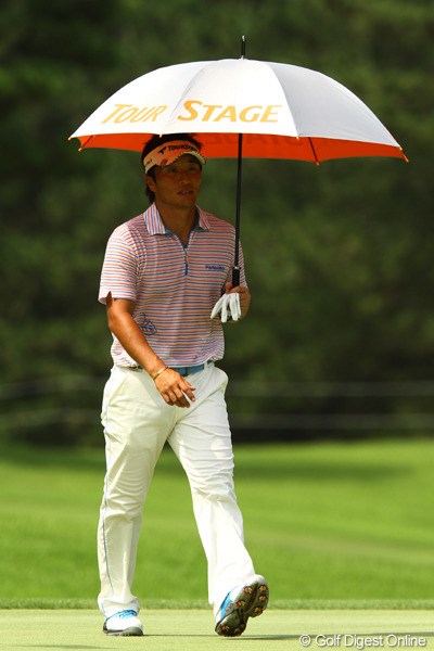 2011年 VanaH杯KBCオーガスタゴルフトーナメント 初日 宮本勝昌 最近は、男子プロでも日傘を差す選手が増えましたよねぇ。