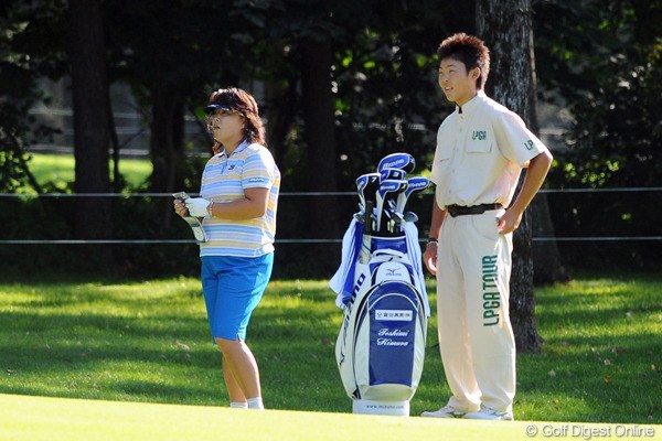 2011年 ニトリレディスゴルフトーナメント 初日 木村敏美親子 夏休み恒例の親子プレーです。母は存在感をバリバリ示す13位タイ。それにしてもジュニアがおっきなってるんにビツクリです。