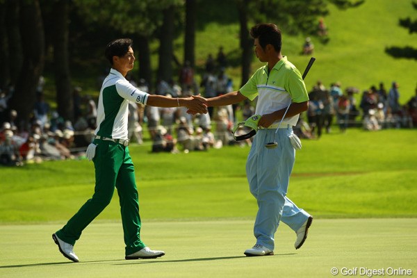 2011年 VanaH杯KBCオーガスタゴルフトーナメント 3日目 石川遼 最終18番グリーンで同組の池田勇太と握手を交わした石川遼
