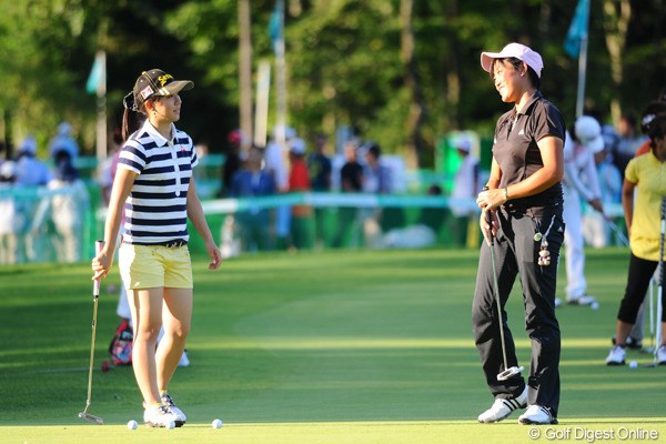 2011年 ニトリレディスゴルフトーナメント 2日目 工藤遥加と香妻琴乃 今大会は予選落ちを喫した二人。共に悔しさをバネに成長を誓う
