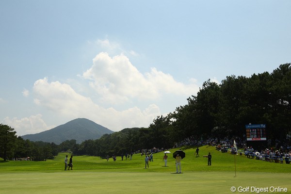 2011年 VanaH杯KBCオーガスタゴルフトーナメント 最終日 9番ホール まるで富士山のようなシルエットの山です