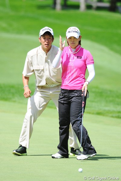 2011年 ニトリレディスゴルフトーナメント 最終日 竹末裕美夫婦 2位になった表夫婦もそうやし、北田、茂木、そして不動、福島と、人妻最強伝説が証明されつつある今日この頃であります。