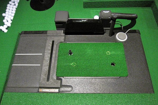 練習場とゴルフ場の架け橋に！最新のゴルフシミュレーター事情 NO.2 飛球線方向とボール正面からセンサーが出ており、通過時のボールとヘッド軌道を分析することで、弾道を算出する