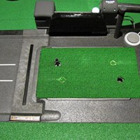 飛球線方向とボール正面からセンサーが出ており、通過時のボールとヘッド軌道を分析することで、弾道を算出する 練習場とゴルフ場の架け橋に！最新のゴルフシミュレーター事情 NO.2