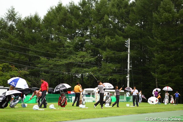 2011年 フジサンケイクラシック 初日 練習場 雨が止み、午前8:00練習場オープン。