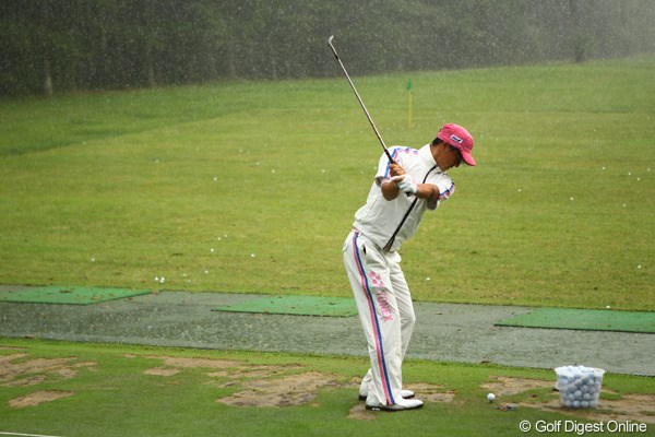 土砂降りの雨に打たれながら、練習場でクラブを振り続けた石川遼