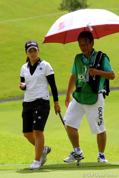 2011年 ゴルフ5レディス 事前  笠りつ子 先週の初勝利で一気に注目度が高まった笠りつ子。今週も父の清也さんがバッグを担ぐ