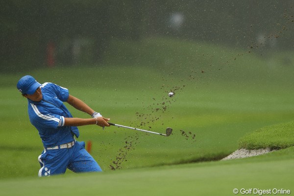 雨のバンカーも重い・・・。