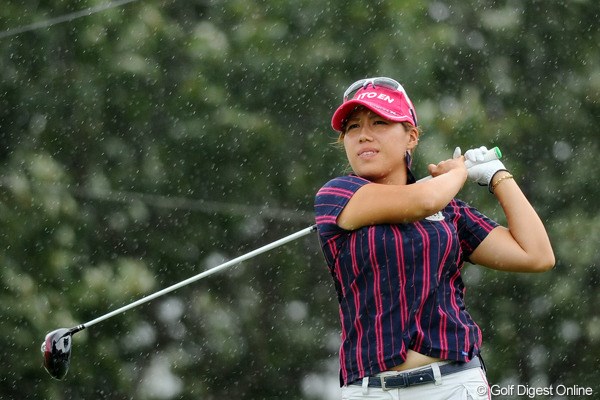 2011年 ゴルフ5レディス 2日目 綾田紘子  この日最強の豪雨の中でショットするお嬢アヤタ。傘を差す暇もなく、一瞬でみ～んな濡れネズミ～！34位T