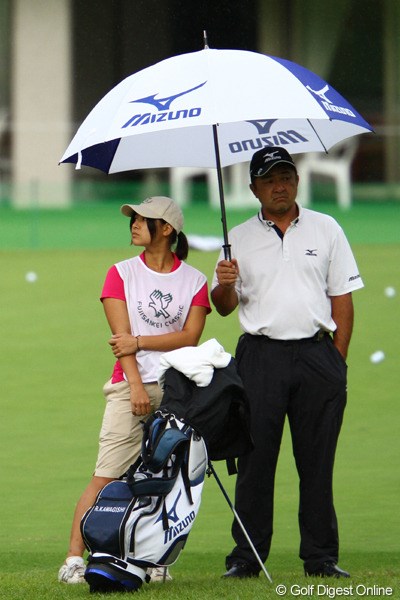 2011年 フジサンケイクラシック 3日目  川岸良兼 娘さんをキャディに起用した川岸さん。「イイじゃないかぁ。そんな嫌な顔しなくても。傘が一個しかないんだからぁ。」