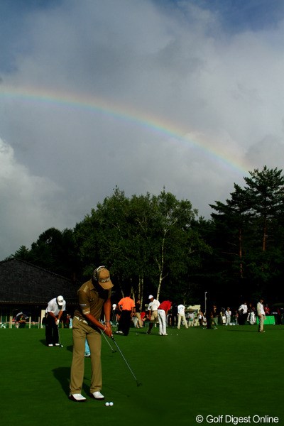 2011年 フジサンケイクラシック 3日目  石川遼 遼くんも第2ラウンドに向けてパッティング練習。空には虹が。