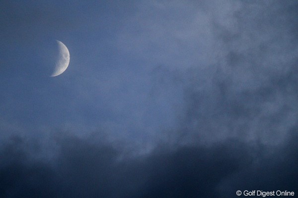 2011年 フジサンケイクラシック 3日目  月 日没サスペンデッドの時は、もう月まで出てました。