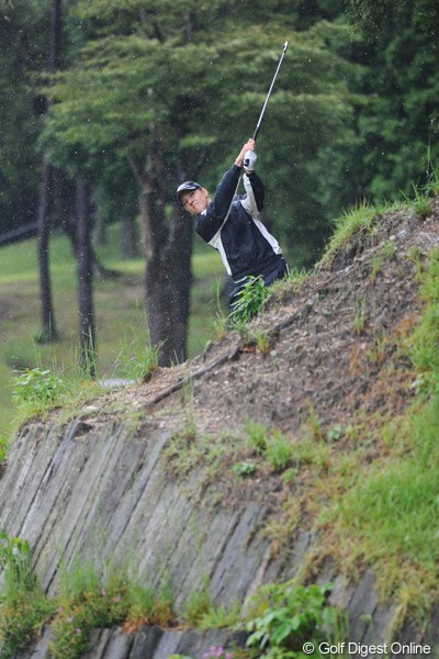 2011年 ゴルフ5レディス 最終日 ニッキー・キャンベル  チャッキーだけかと思ったら、ニッキーも良く似た場所からズッドーン！普段なら崖から転げ落ちるボールが、豪雨で柔らかくなっ地面のおかげで・・・。18位T
