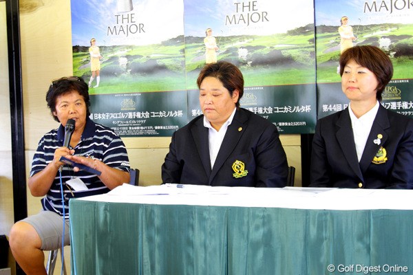 公式会見に出席した（左から）岡本綾子コースセッティングアドバイザー、入江由香選手権実行委員、小林浩美LPGA会長