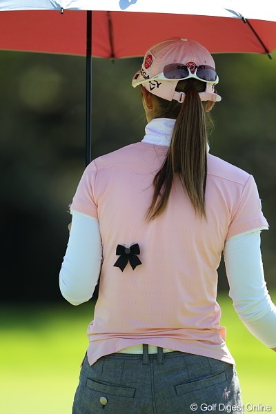 2011年 日本女子プロゴルフ選手権大会コニカミノルタ杯 初日 喪章 背中に蝶がとまってるかと思ったら喪章だった