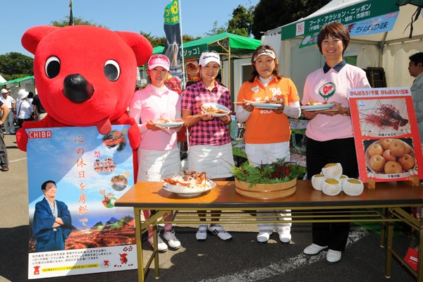 ギャラリープラザで千葉県特産物をアピールする（左から）飯島茜、諸見里しのぶ、福嶋晃子、小林浩美LPGA会長（画像はLPGA提供）