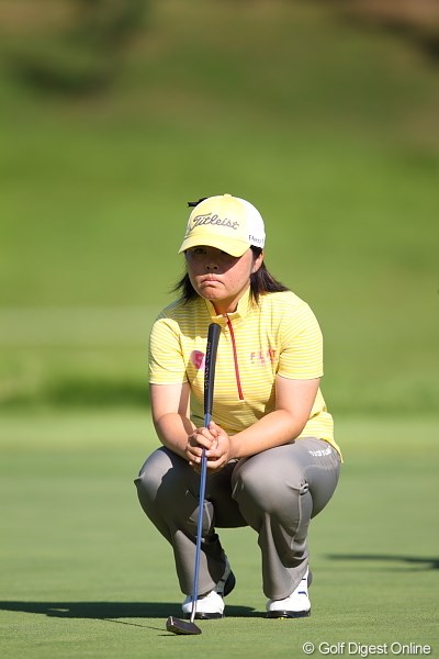2011年 日本女子プロゴルフ選手権大会コニカミノルタ杯 2日目 不動裕理 しゃがんでいるようで、微妙に空気イス状態の不動プロ。